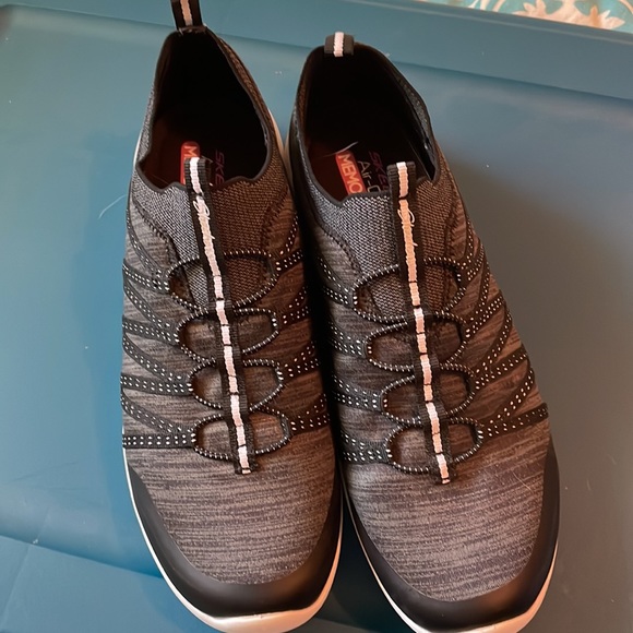Sketchers slip on - air cooled memory foam 😊. Size 10 charcoal/black and white - Picture 4 of 4